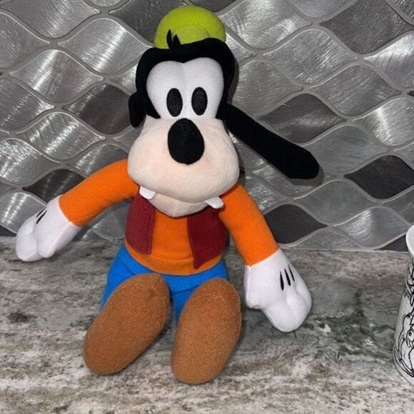 Disney Goofy Coffee Mug + Goofy Stuffed Plushie Toy - Picture 6 of 10